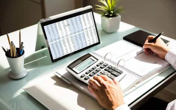 Tableta con hoja de cálculo y calculadora para declarar un préstamo en el IRPF