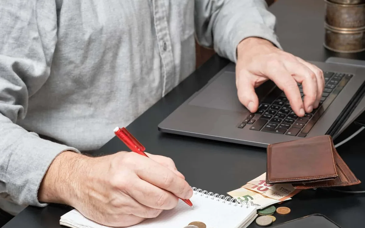Persona comparando cuotas del sistema de amortización alemán y francés
