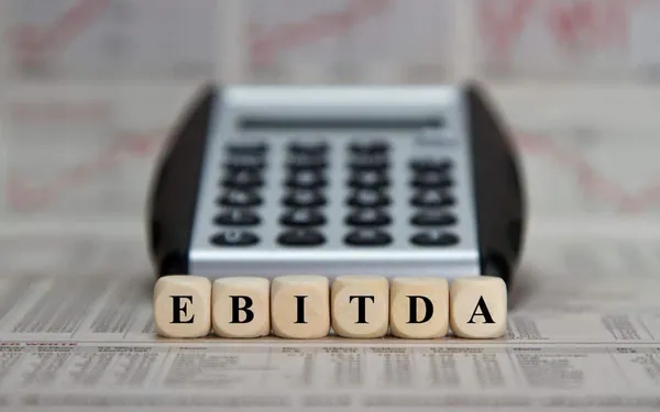 Letras EBITDA sobre calculadora e informes financieros de la empresa