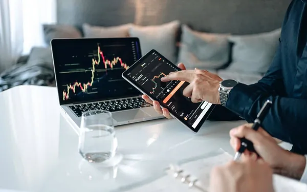 Inversor consultando en tableta la evolución de un fondo de fondos