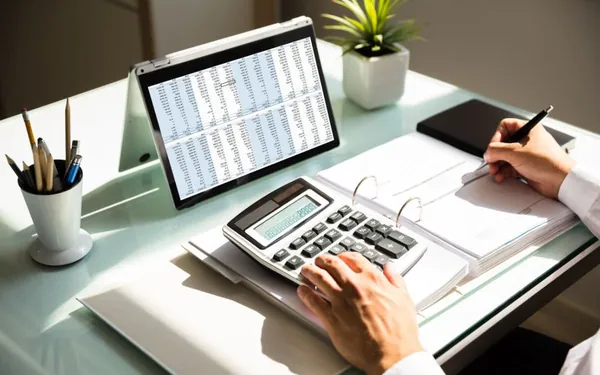 Portátil con hoja de cálculo y calculadora para hallar el ratio de solvencia