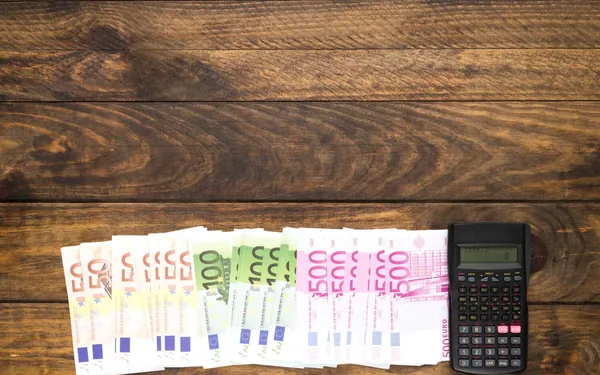 Billetes de euro y calculadora para aplicar el sistema de amortización alemán