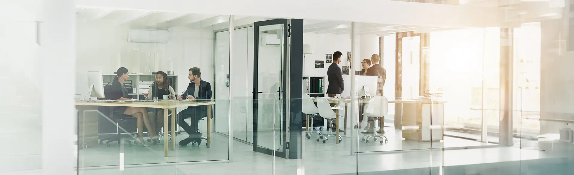 Oficina acristalada del equipo de Capital Privado MB: calcule la cuota de su préstamo o solicite el estudio