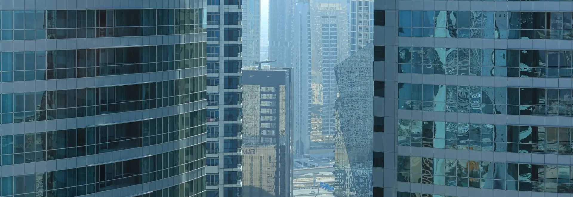 Edificios de oficinas y locales comerciales entre torres, préstamos con garantía de local o nave industrial