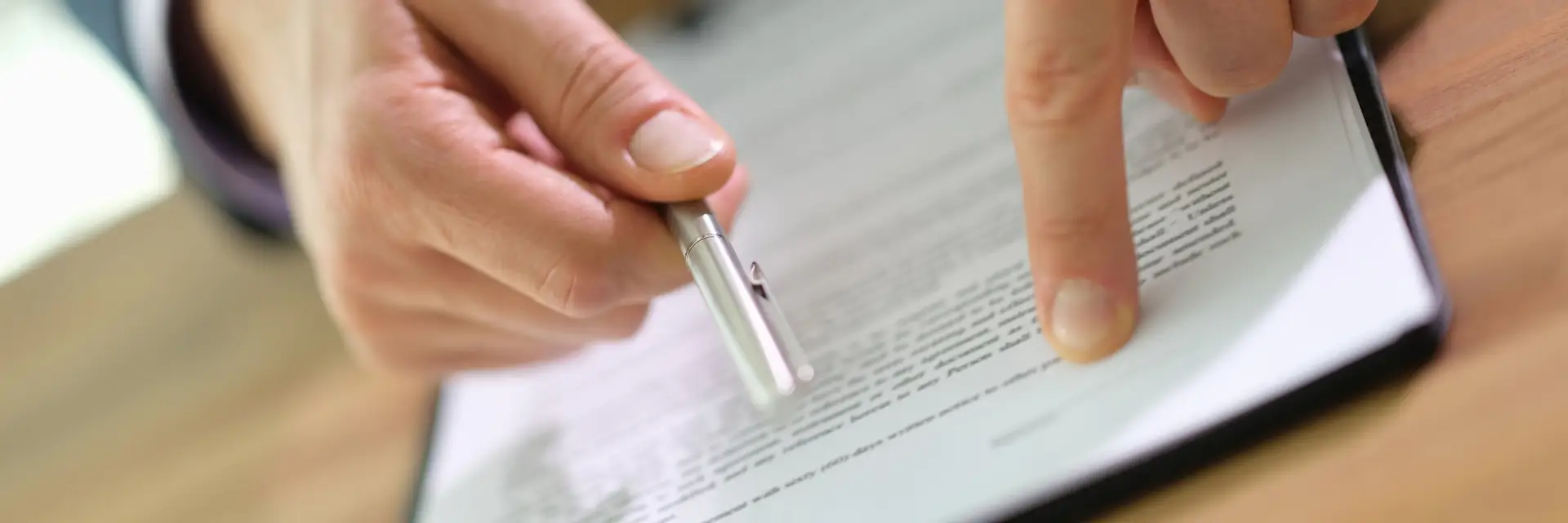 Manos revisando la escritura de un préstamo de capital privado paso a paso, antes de la firma ante notario