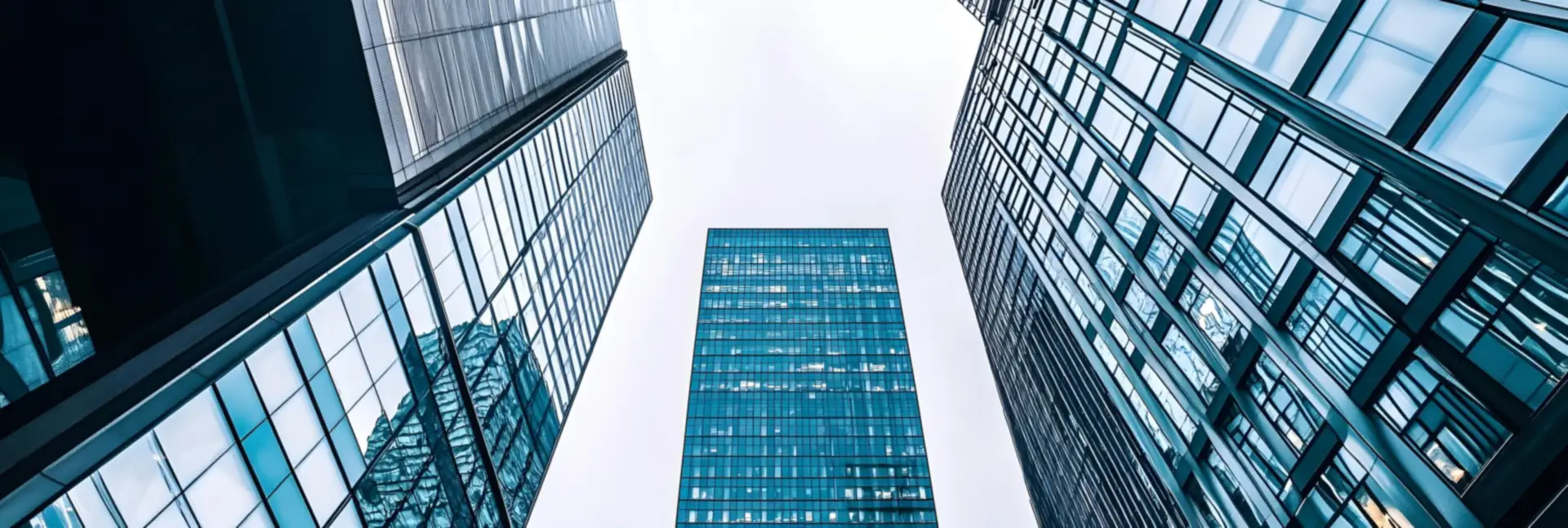 Torres de oficinas de cristal, préstamos de capital privado con garantía de local o nave