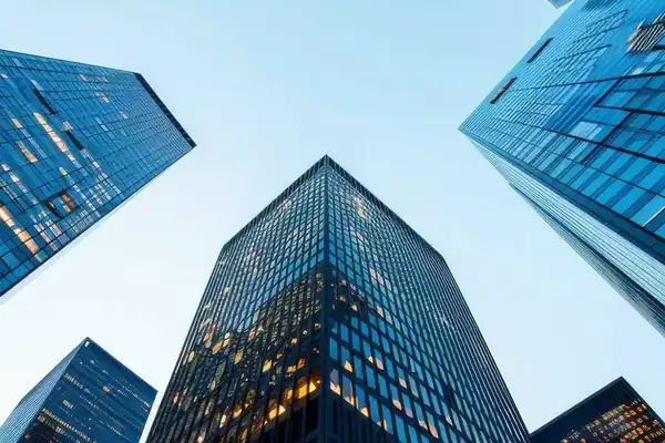 Préstamos de capital privado para empresas: rascacielos de cristal al anochecer