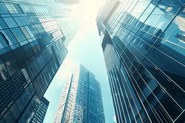 Invertir en capital privado: torres de oficinas con el sol entre ellas