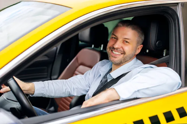 Préstamos de capital privado para taxistas: taxista sonriente al volante de su taxi